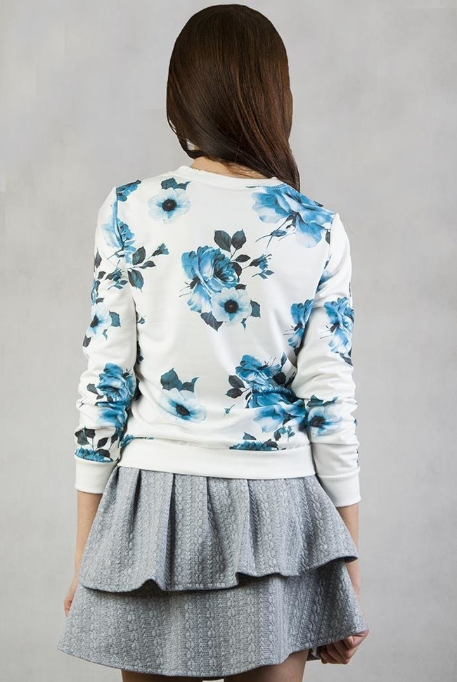 Biała bluza z niebieskimi kwiatami