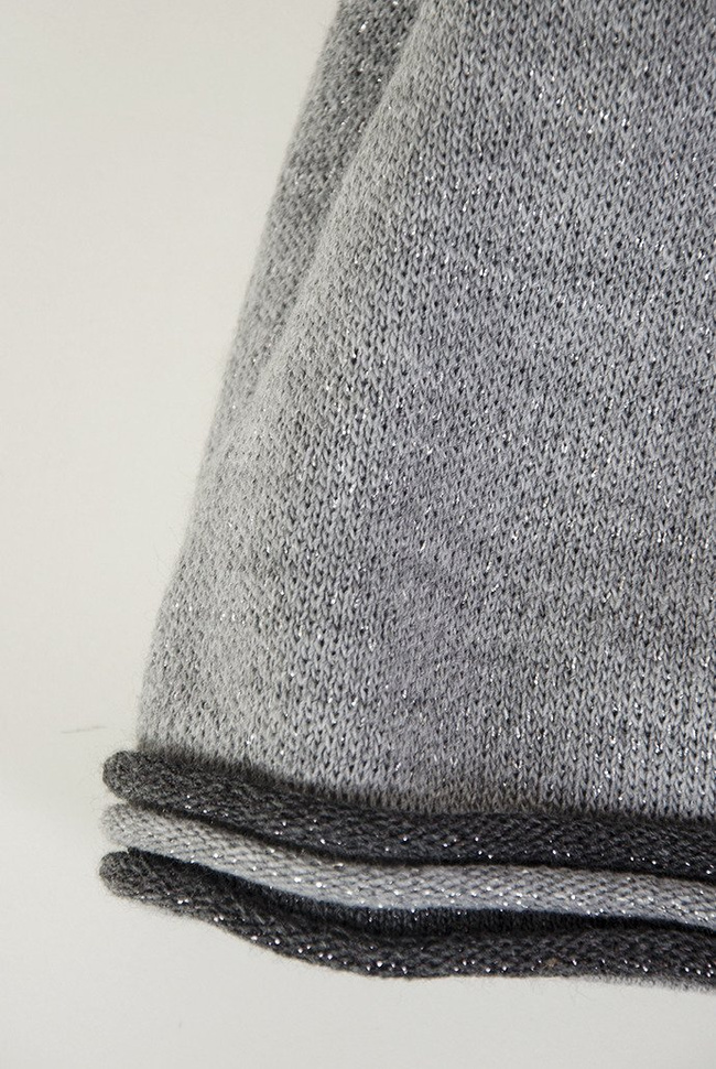 Jasnoszara czapka z ciemnoszarą obwódką