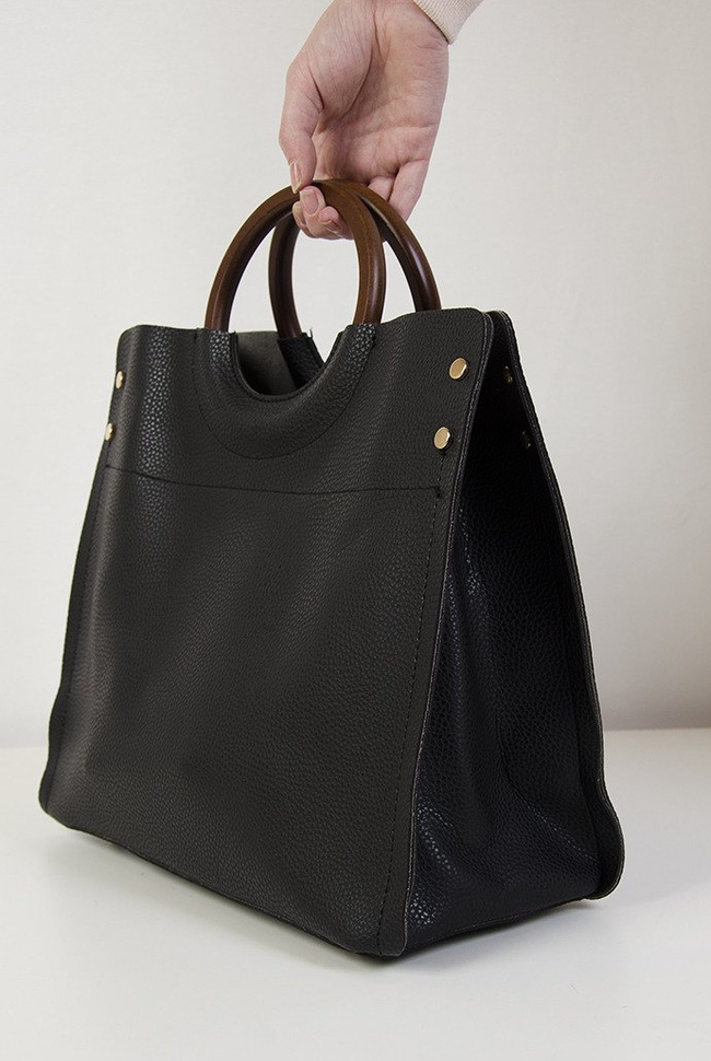 Czarna torebka z drewnianą rączką