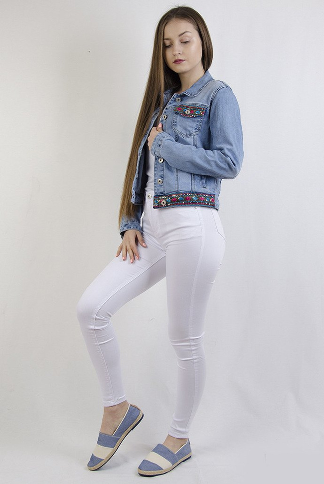 Kurtka jeansowa zdobiona przy kieszeniach i na dole