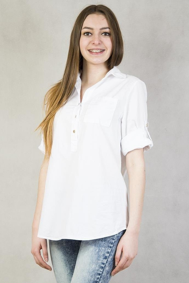 Biała koszula z naszywkami