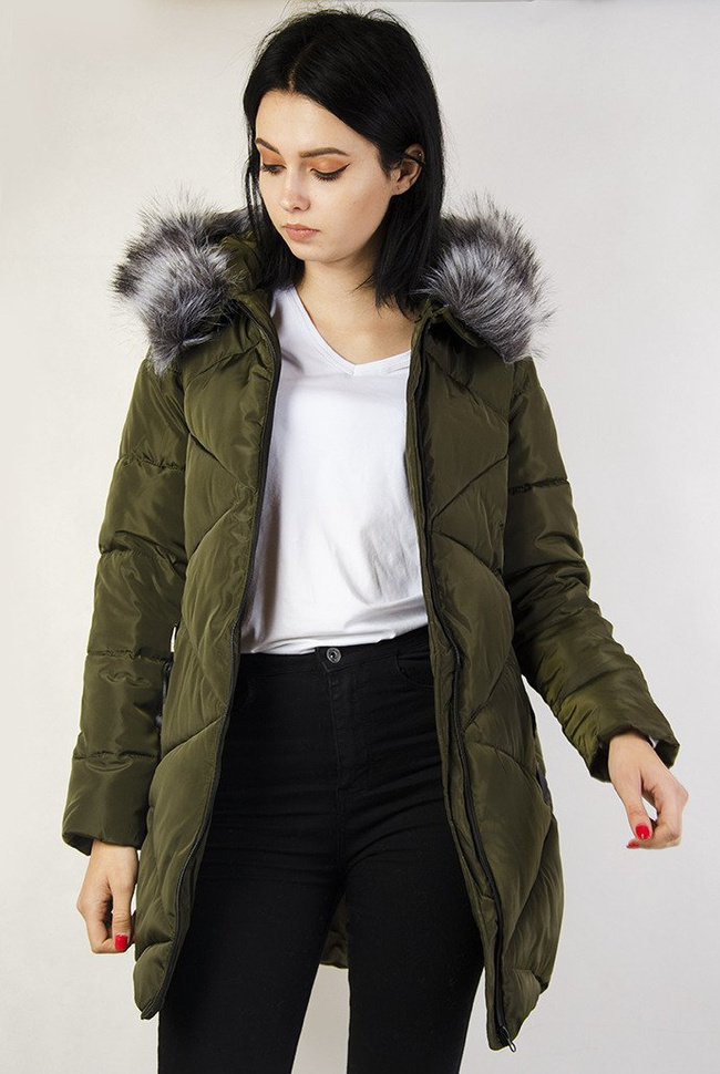 Zielona pikowana kurtka z ozdobnymi paskami przy kieszeniach