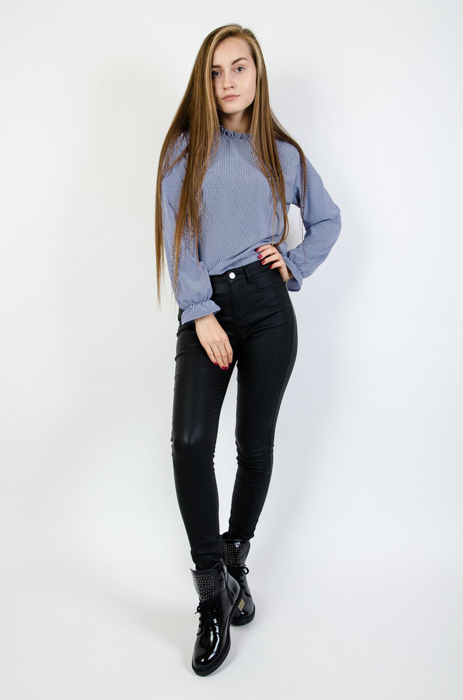 Czarne spodnie skinny woskowane