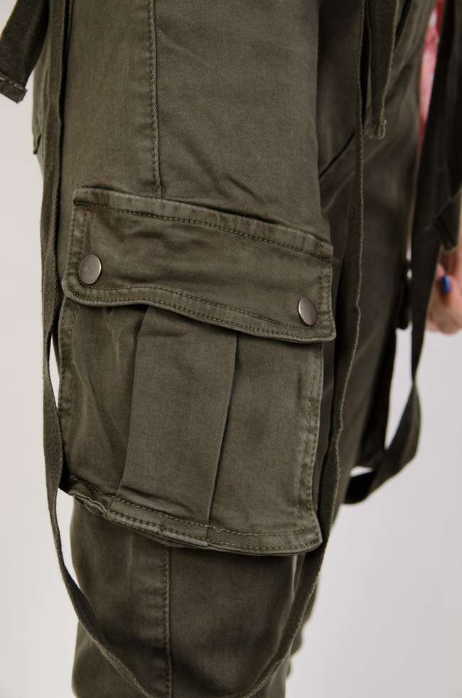 Spodnie joggery w kolorze khaki z szelkami