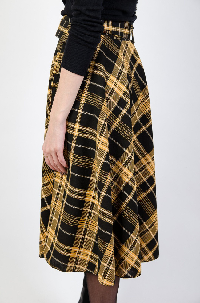 Żółta rozkloszowana spódnica w kratę z paskiem