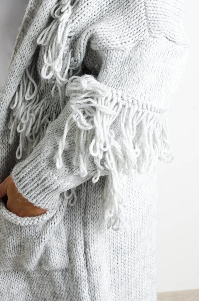 SZARY SWETER KARDIGAN Z FRĘDZLAMI