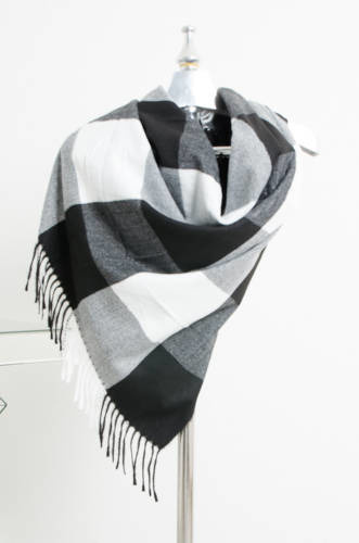 SZAL W KRATĘ Z FRĘDZLAMI- CZARNY