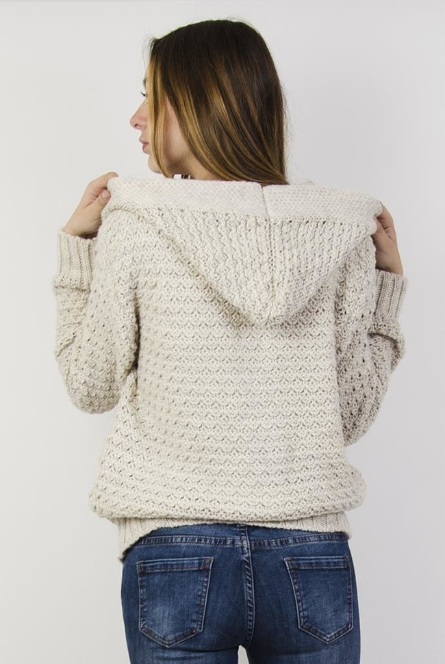 Beżowy sweter z kapturem, zapinany na 3 guziki