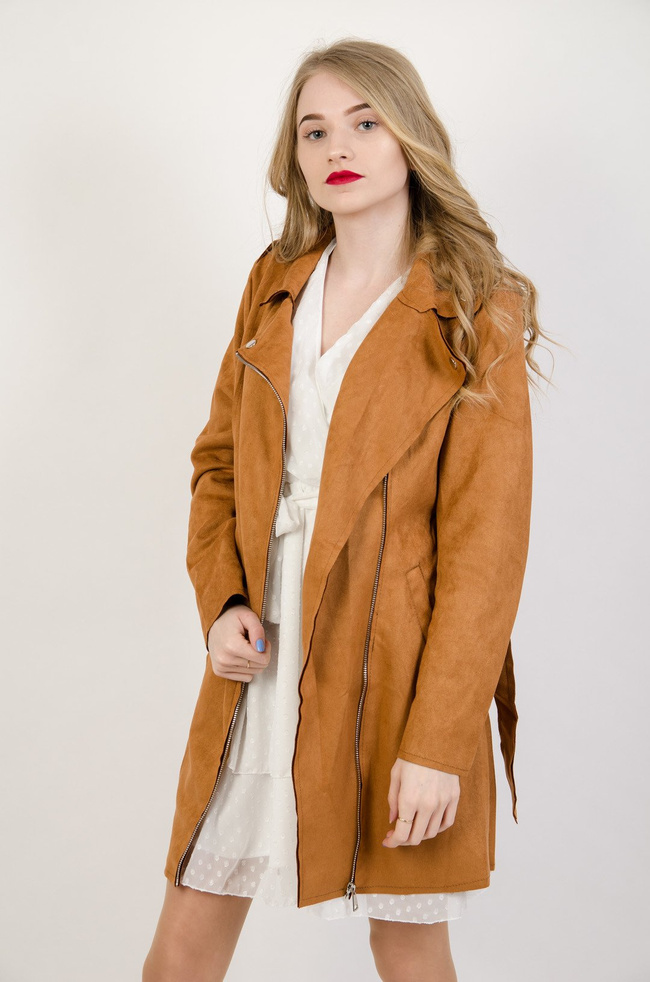 Brązowy zamszowy płaszcz z paskiem