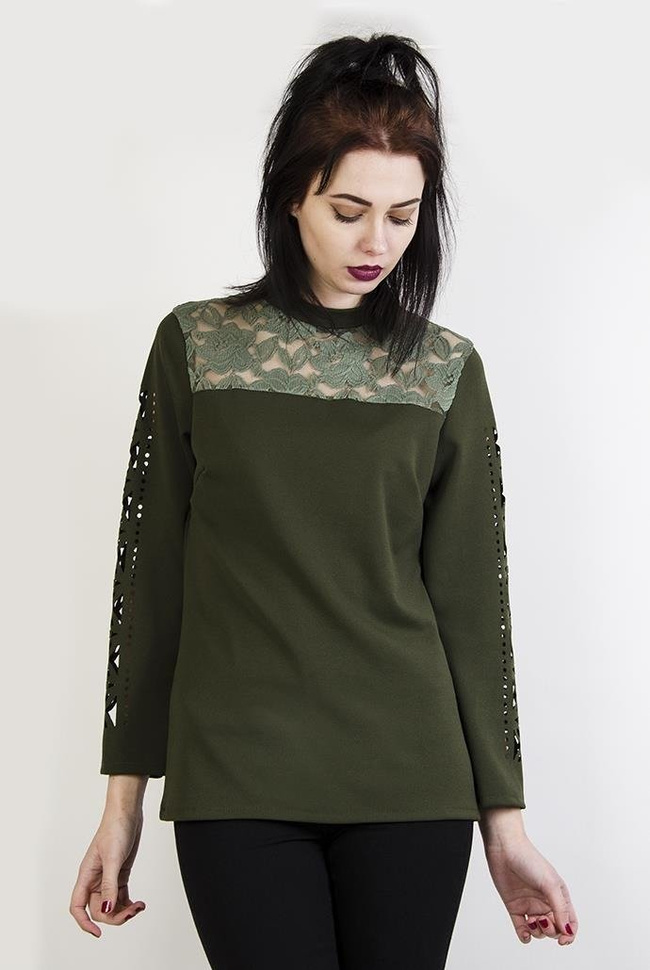 Zielona bluzka z koronką i wycięciami na rękawach