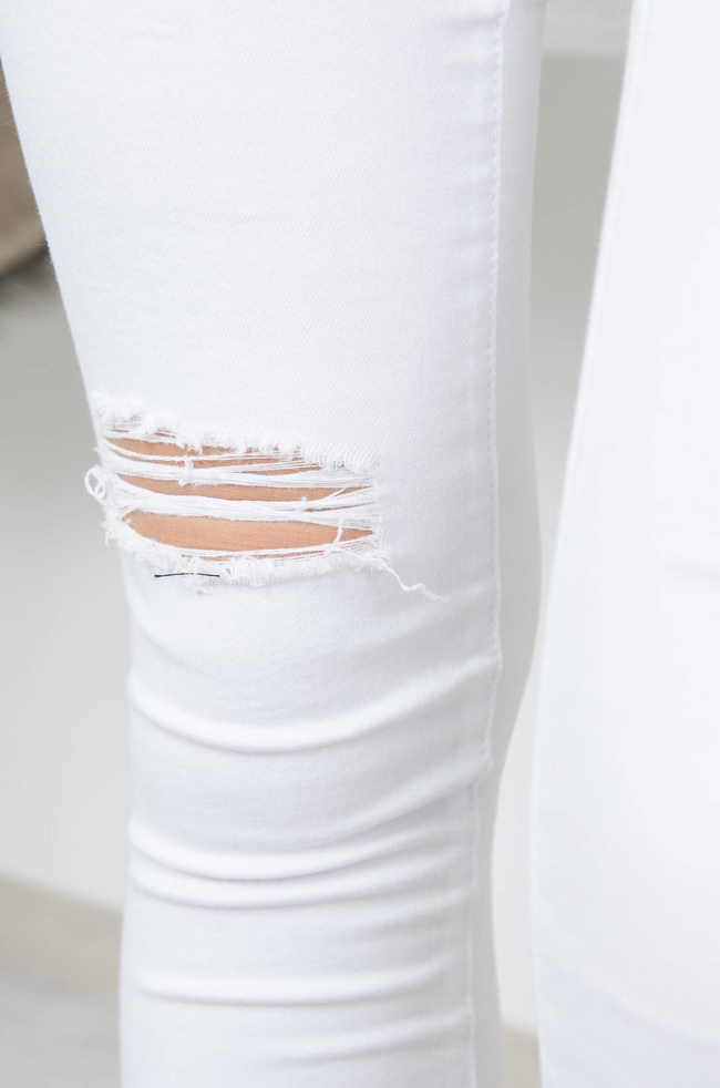 BIAŁE PRZYLEGAJĄCE SPODNIE Z GUZIKAMI - WYSOKI STAN