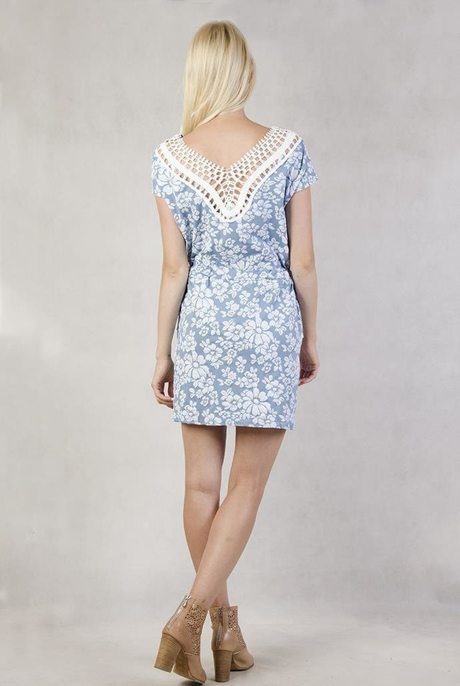 Niebieska sukienka w kwiaty z ozdobnym haftem na plecach