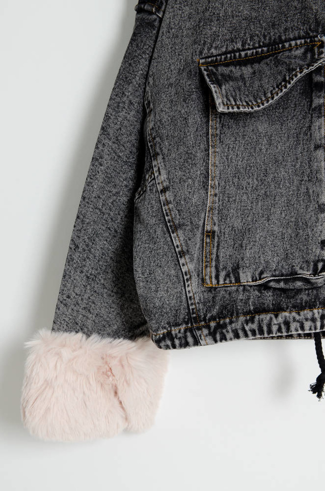 CZARNA JEANSOWA KURTKA Z ODPINANYM FUTERKIEM