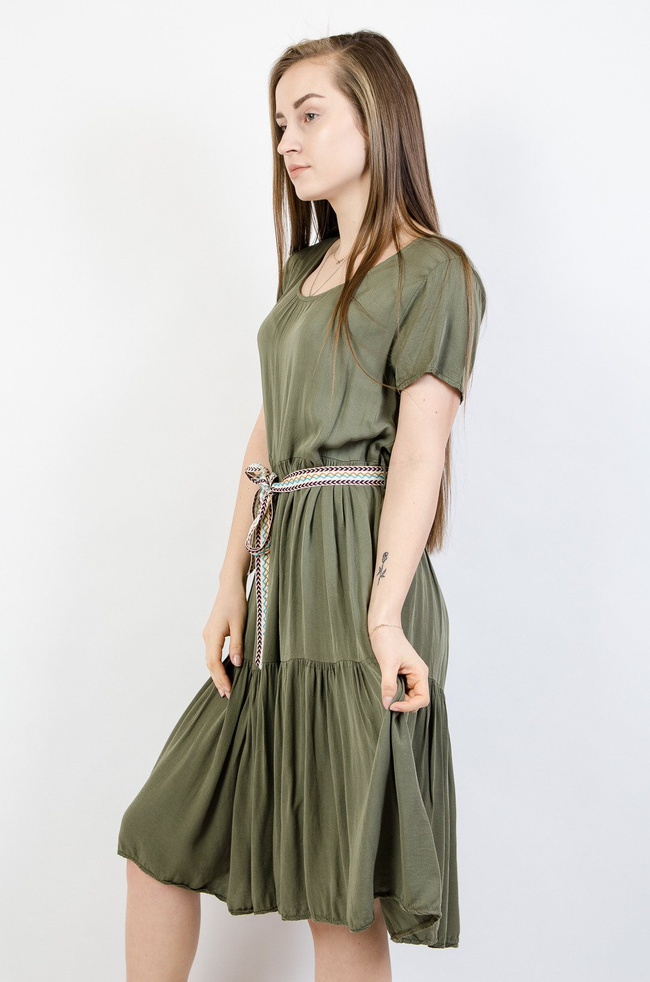 ZIELONA SUKIENKA Z OZDOBNYM PASKIEM