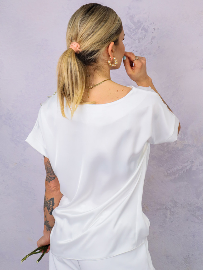 SATYNOWA BLUZKA Z OZDOBNYMI GUZIKAMI NA RAMIENIU- BIAŁA