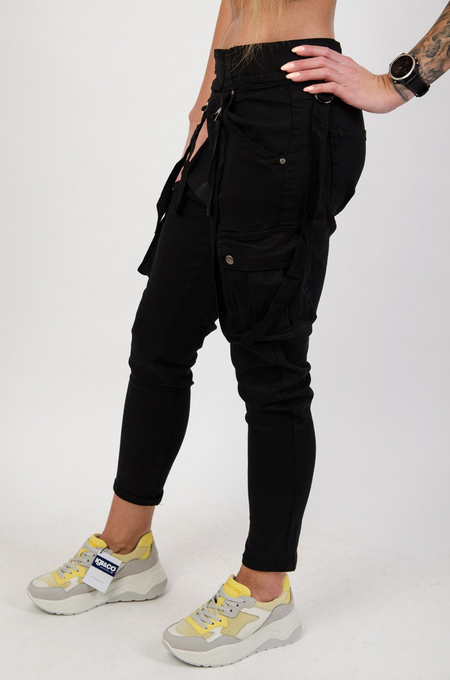 Czarne spodnie joggery z szelkami