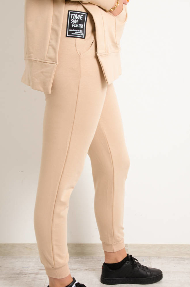 KOMPLET DRESOWY Z ROZCIĘCIAMI PO BOKACH I OZDOBNĄ NASZYWKĄ- BEŻOWY