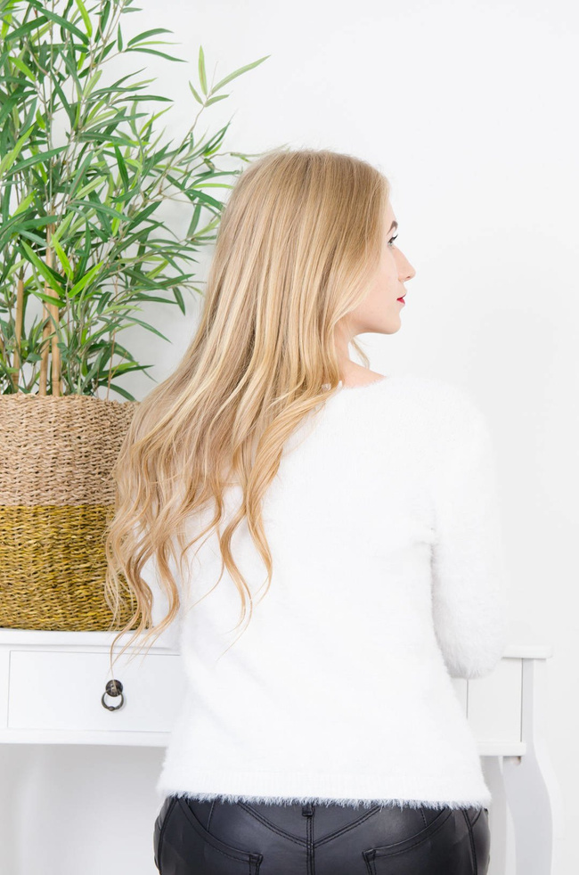 BIAŁY WŁOCHATY SWETER Z DEKOLTEM W SEREK