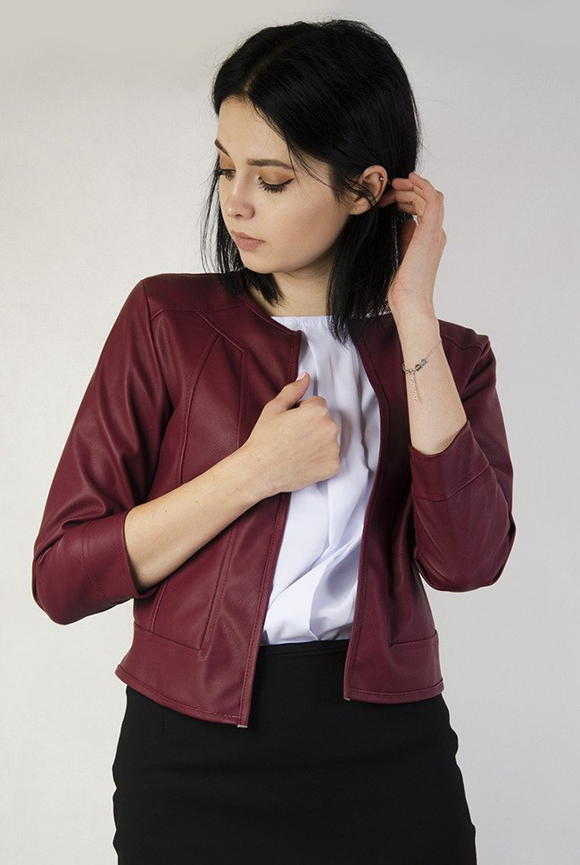 Bordowy żakiet skajkowy