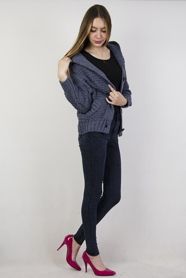 Granatowy sweter z kapturem, zapinany na 3 guziki