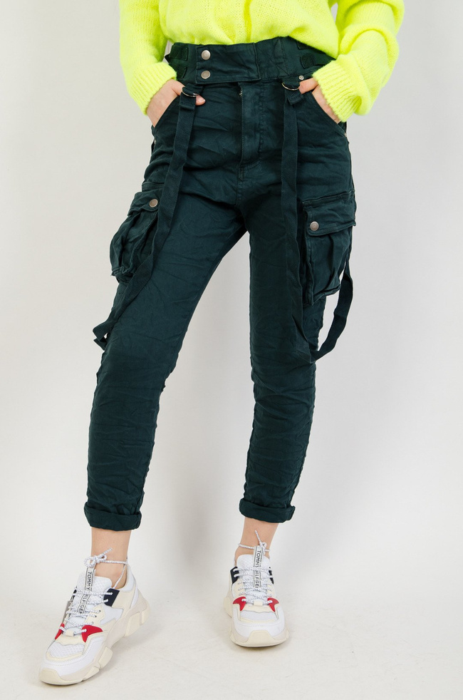 Zielone joggery z kieszeniami oraz szelkami.