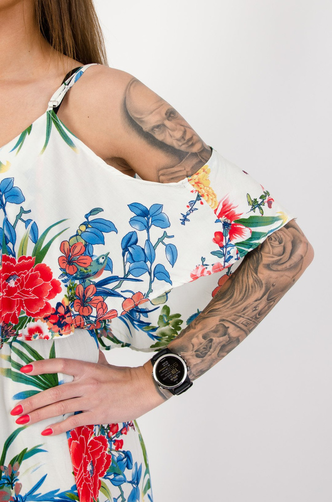 Biała sukienka w kwiaty z hiszpańskim dekoltem