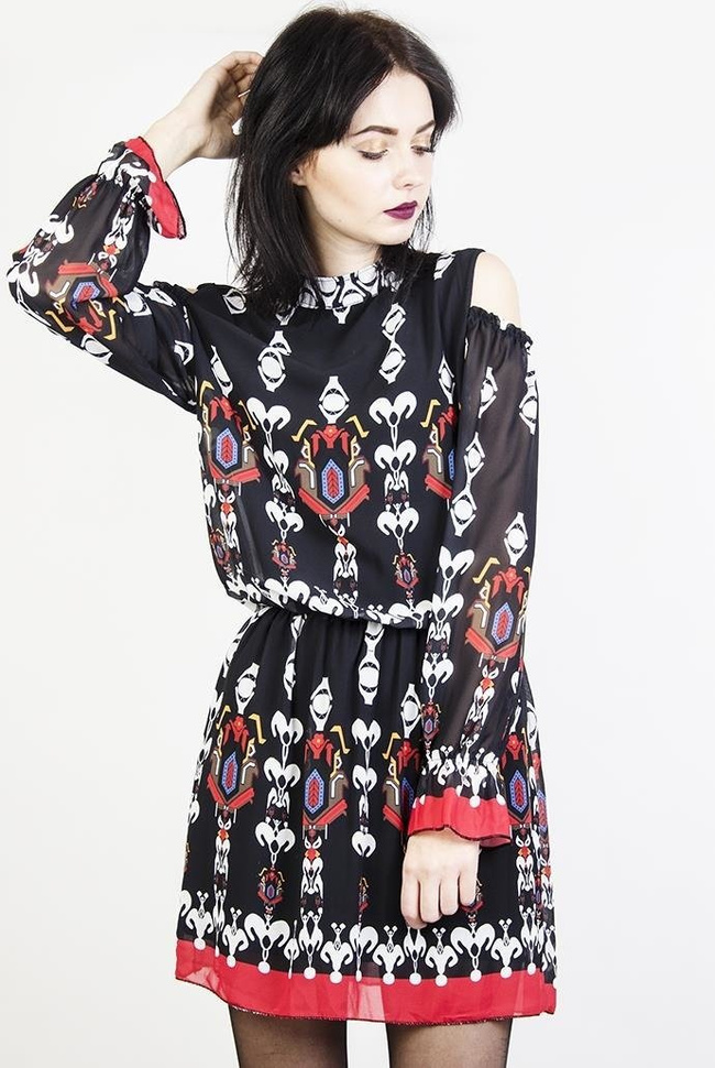 Wzorzysta sukienka z wycięciami na ramionach