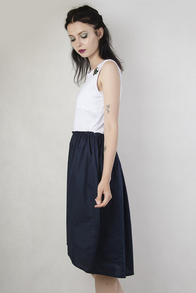 Sukienka biało granatowa z przypinką