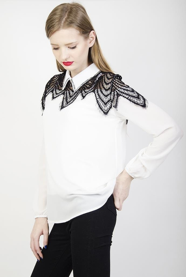 Biała koszula z czarnym, ażurowym zdobieniem