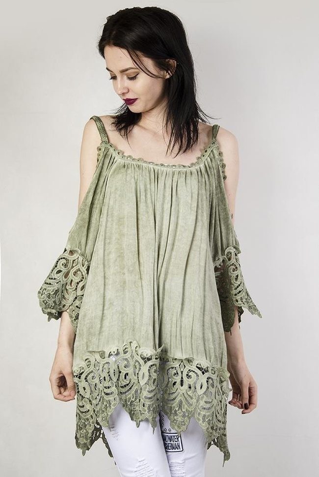 Zielona bluzka z ażurowymi wstawkami i odkrytymi ramionami