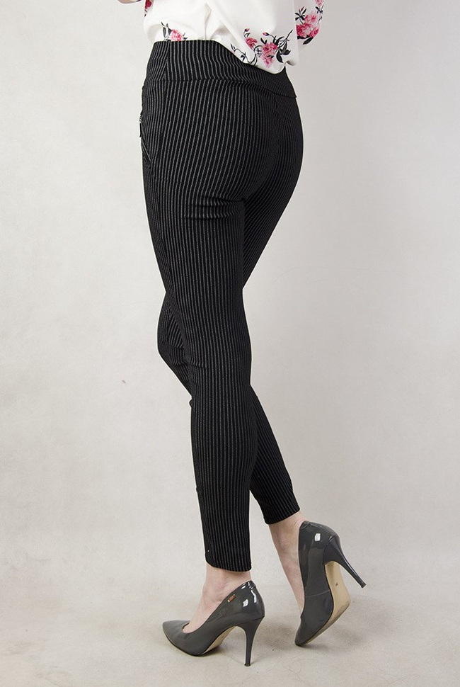 Czarne spodnie w białe paski