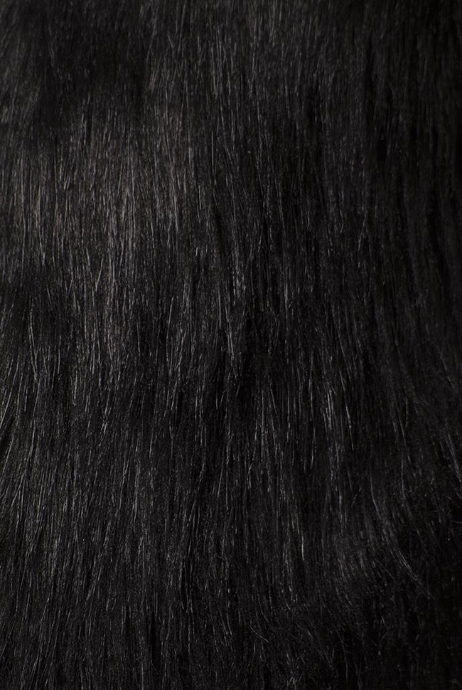 Czarna, włochata kamizelka