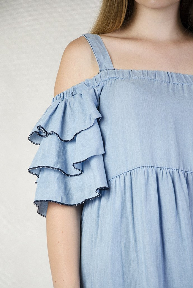 Jasnoniebieska sukienka z falbanami, na ramiączka