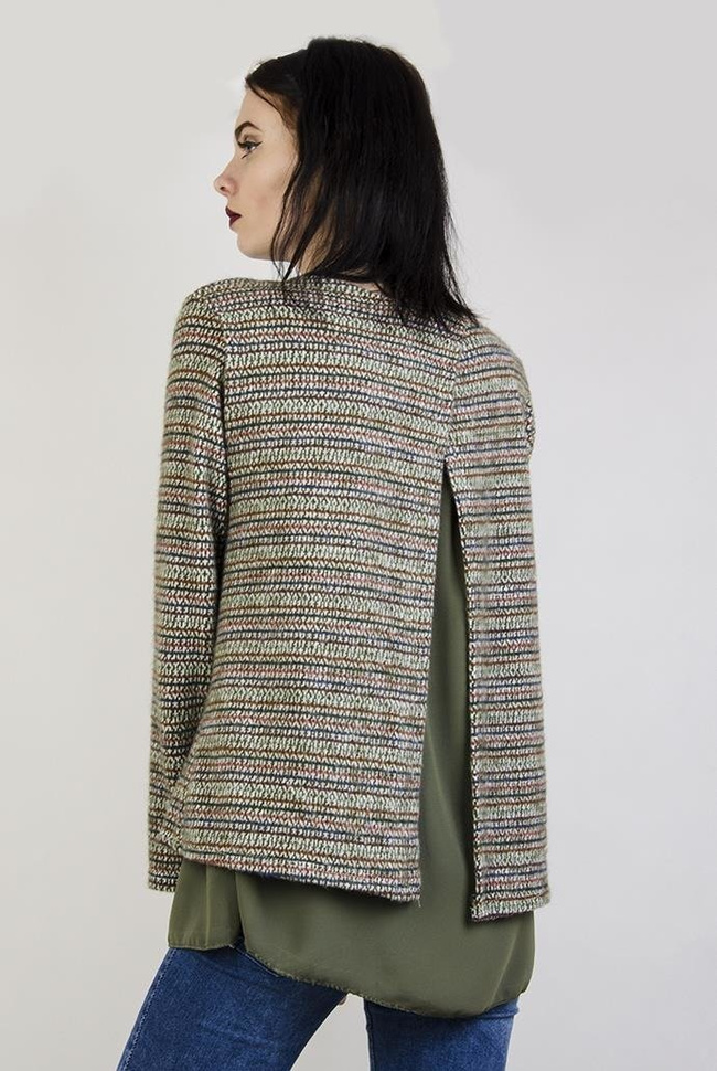 Zielona bluzka w paski, z wisiorkiem