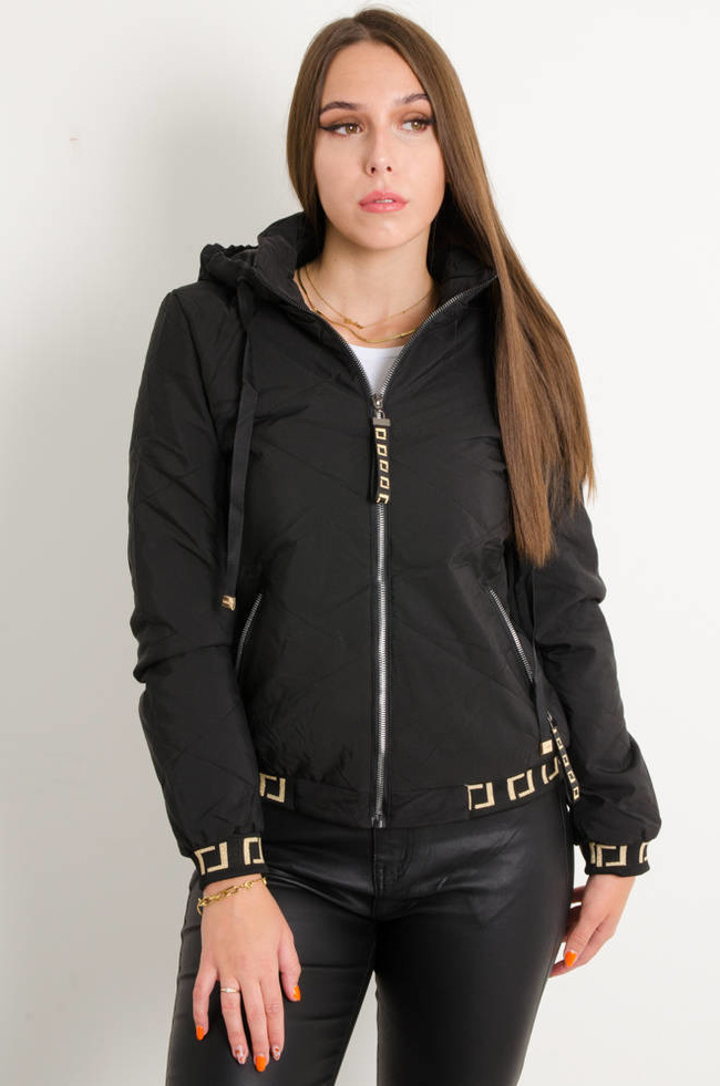 CZARNA KURTKA Z WZORZYSTYMI ŚCIĄGACZAMI I KAPTUREM