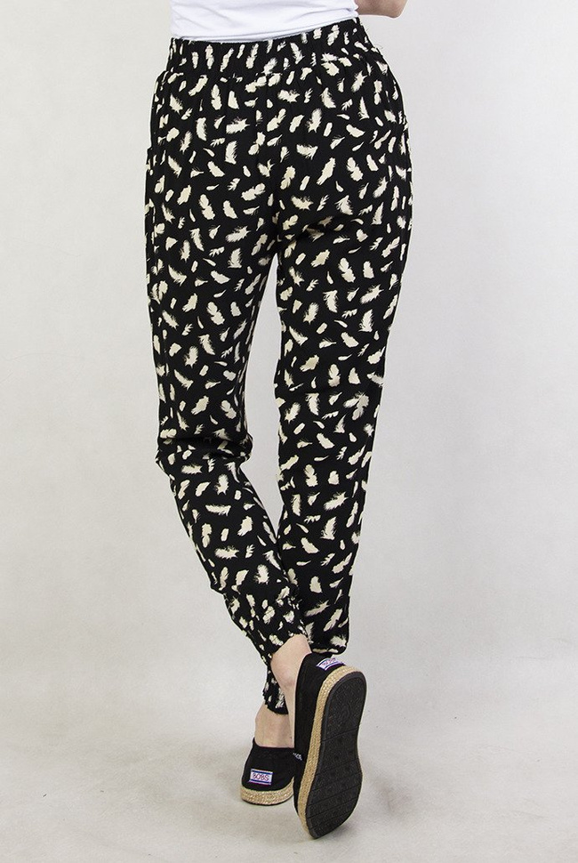 Czarne spodnie alladynki w białe piórka