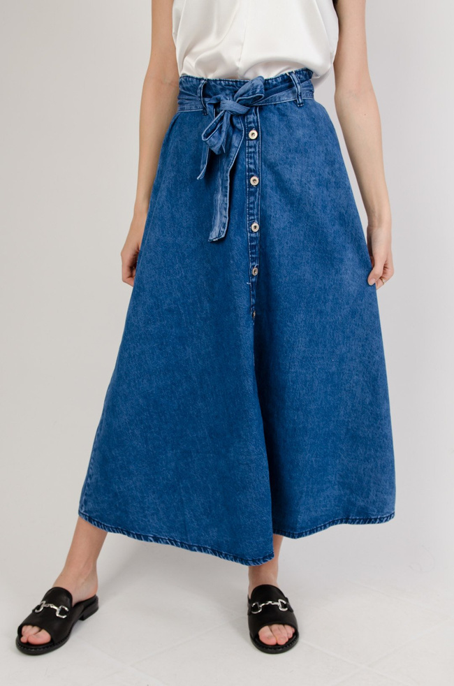 Długa rozszerzana spódnica z guzikami