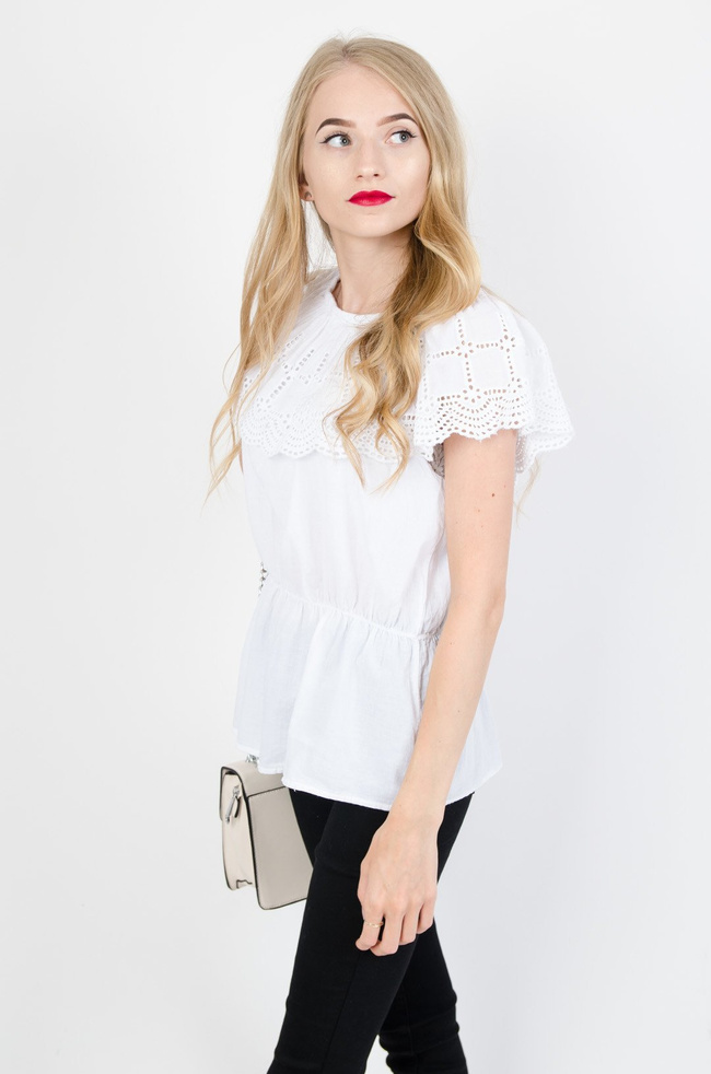 Biała bluzka z ażurowym hiszpańskim dekoltem i gumką w talii