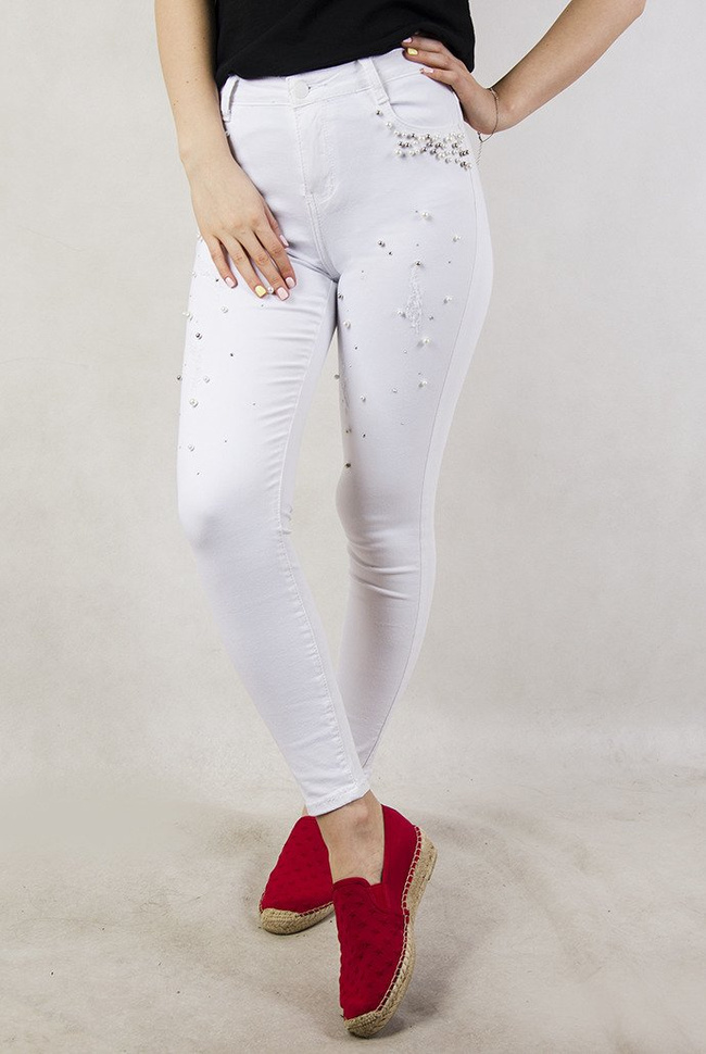 Białe spodnie z przetarciami oraz koralikami