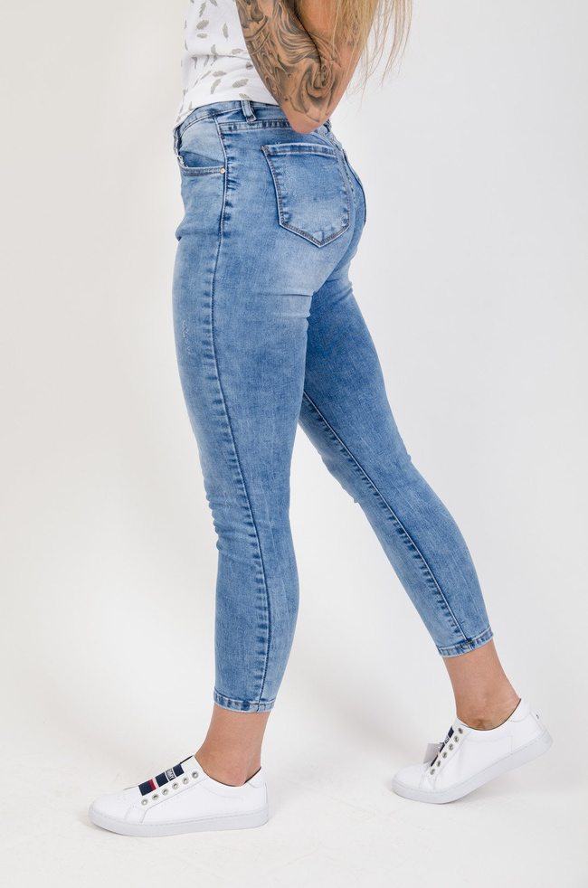 Jasne spodnie jeansowe z delikatnymi przetarciami