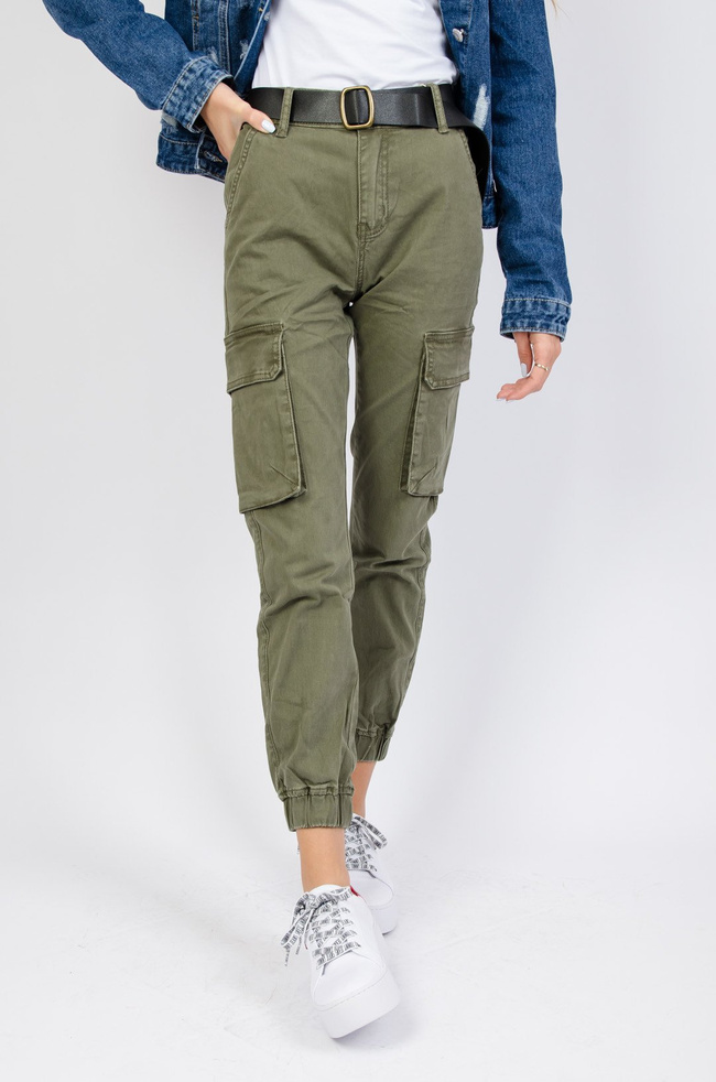 Zielone bojówki z wysokim stanem