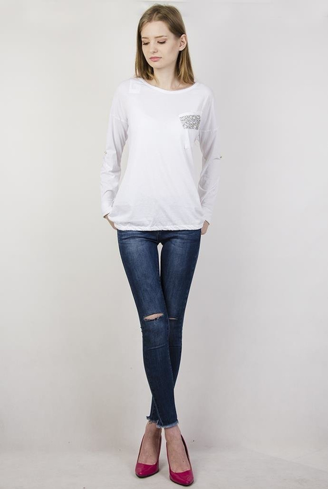 Biała bluzka z podwijanym rękawem oraz zdobioną kieszonką