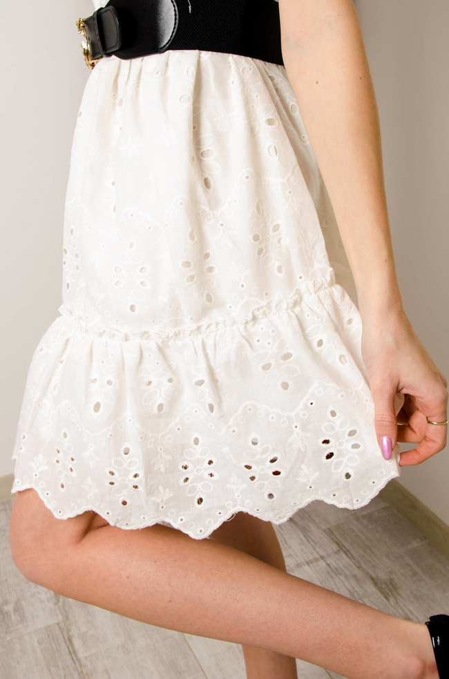 BIAŁA AŻUROWA SUKIENKA Z GUMKĄ W PASIE