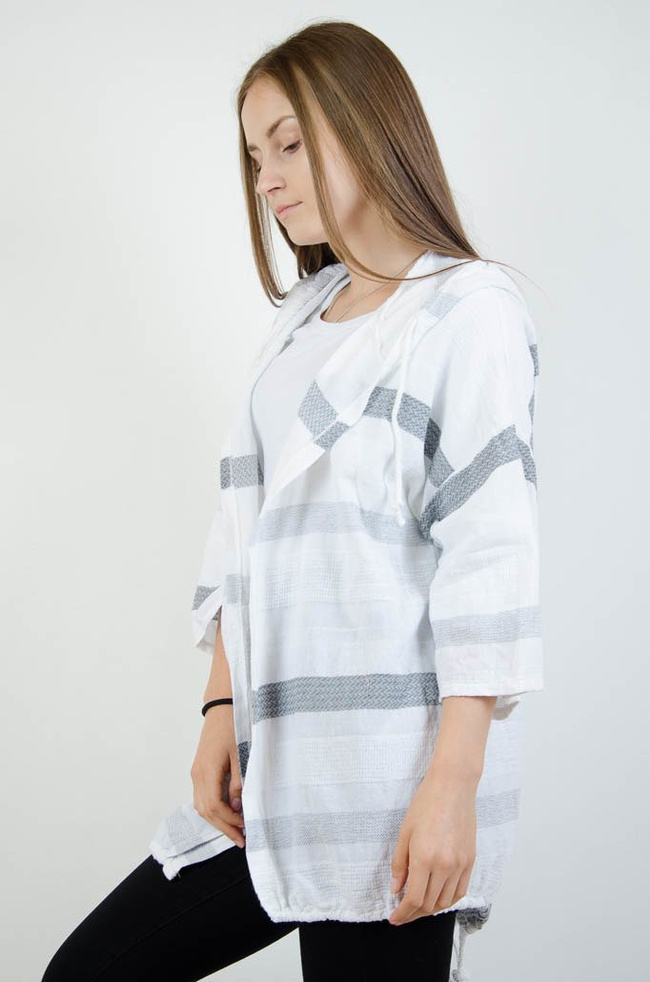 Biało szara narzuta w paski z kapturem