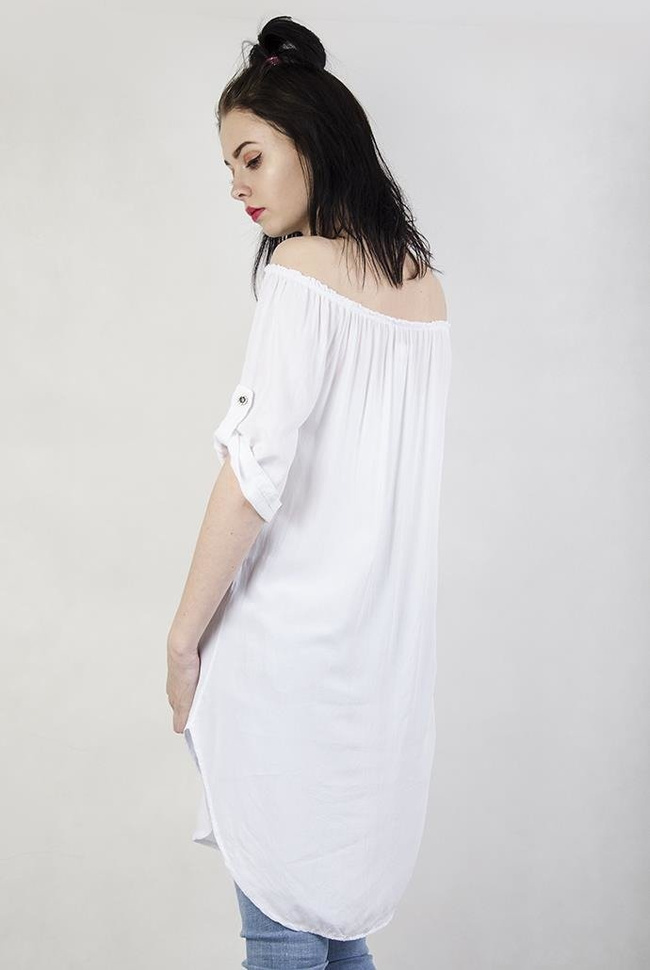 Biała przedłużana bluzka zapinana na guziki, z gumką w dekolcie