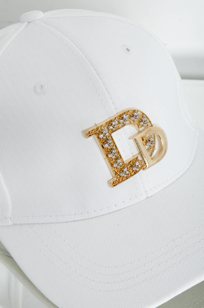 CZAPKA Z DASZKIEM Z OZDOBNYM ZNACZKIEM - BIAŁA 