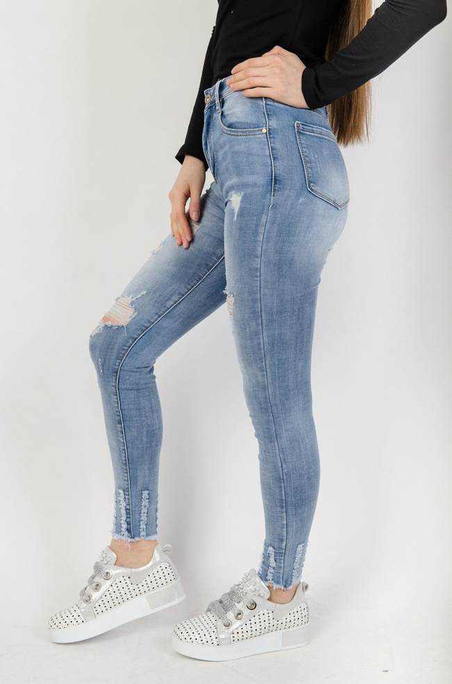 Jasne spodnie jeansowe z przetarciami