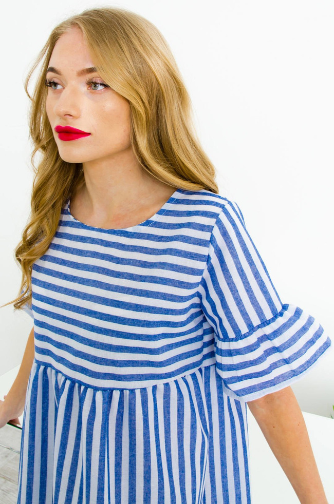 BIAŁO-NIEBIESKA SUKIENKA W PASKI O LUŻNYM KROJU