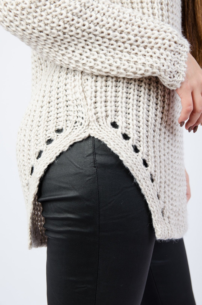 Beżowy sweter z golfem oraz asymetrycznym dołem