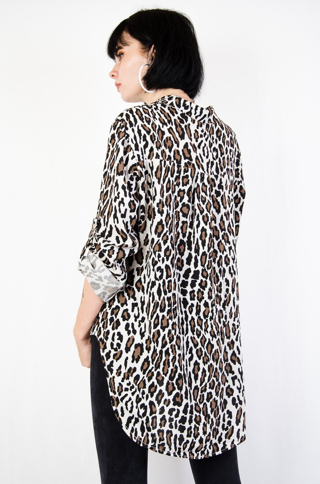 Asymetryczna koszula w panterkę z podwijanymi rękawami